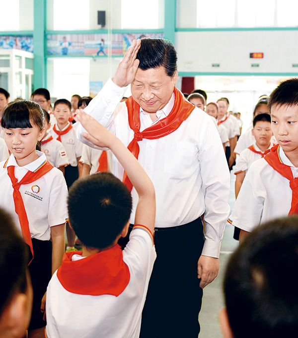 2014年5月30日上午，中共中央总书记、国家主席、中央军委主席习近平来到北京市海淀区民族小学，参加庆祝“六一”国际儿童节活动。这是习近平参加少先队入队仪式。 新华社记者 李涛/摄
